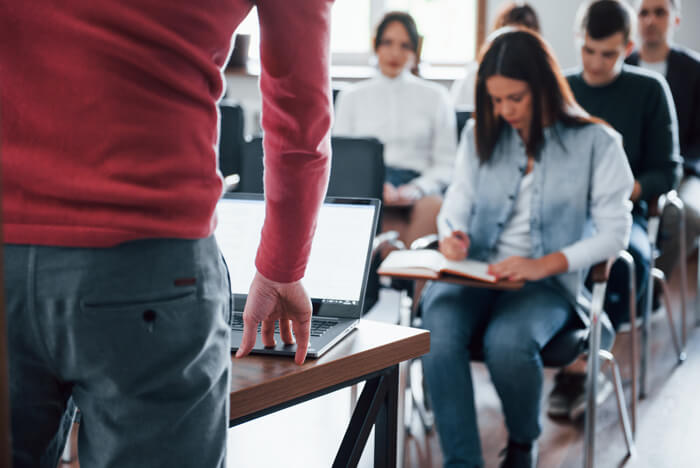Formador(a) de Inglês – 50 horas de formação em horário laboral